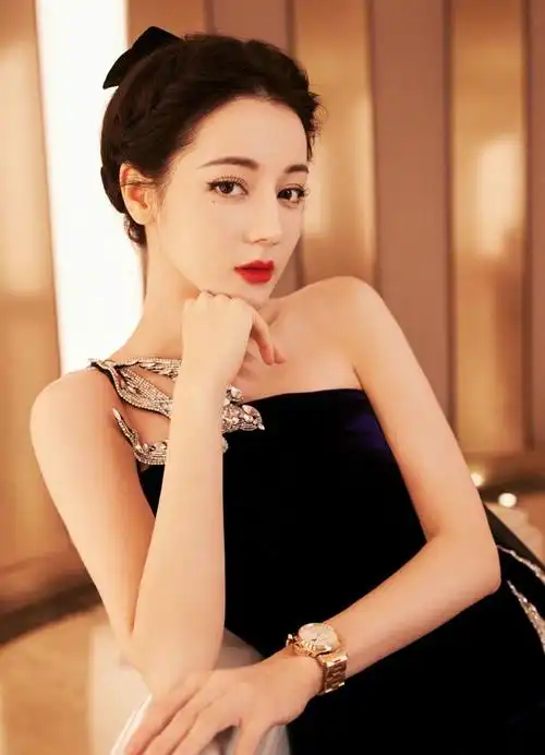 迪丽热巴身着yanina深蓝色丝绒高定礼服,尽显高贵优雅气质