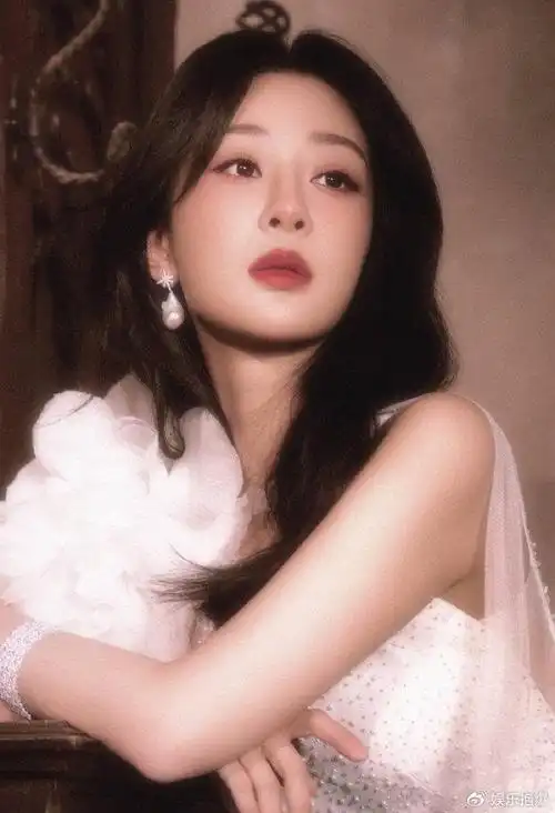 杨紫国色芳华新路透完整发型曝光与李现同框再现星星眼