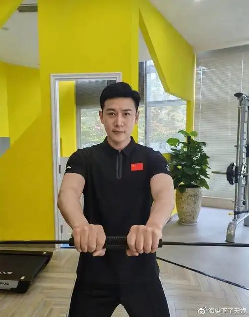 上海知名演员瘦身成功陆毅重回巅峰颜值身材很比小鲜肉更有料