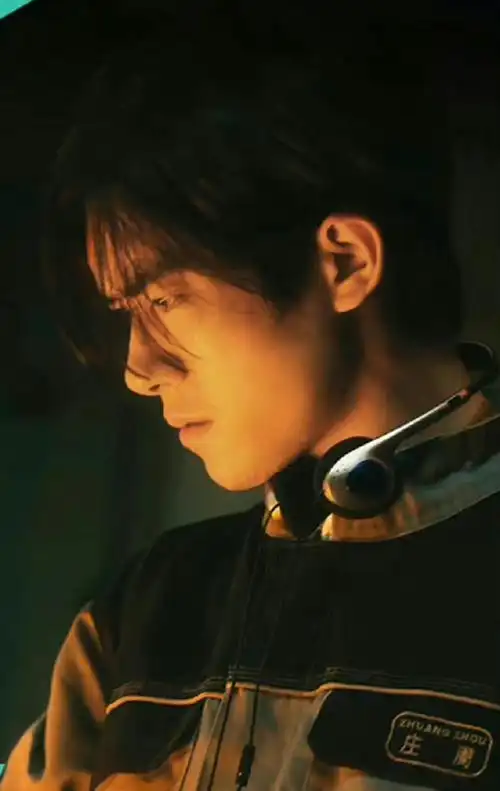 易烊千玺侧颜氛围