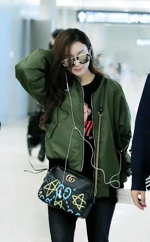 赵丽颖现身机场身穿墨绿色外套搭配黑色牛仔裤好迷人
