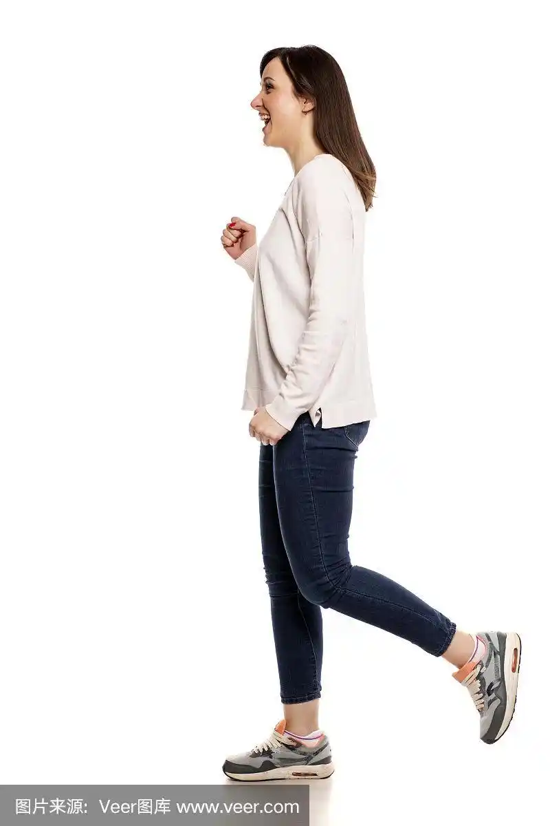 幸福女人的侧面行走在白色的背景上