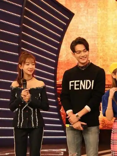 吴谨言参加活动穿了一条裤子,她的腿就直接可以和一旁一米八五的许凯