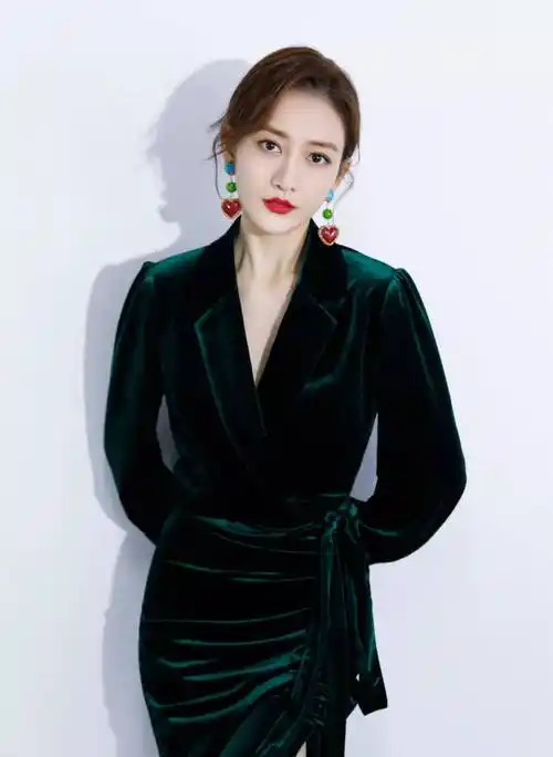 原创王鸥的气质真好穿修身印花裙更显明艳回首间都是妩媚