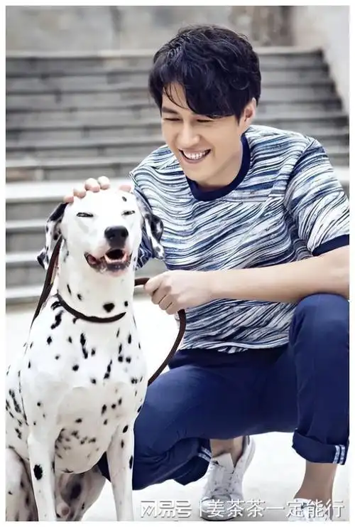 除了舞台上的闪光灯和镁光灯,靳东和李佳的生活更多时候是平凡而温馨