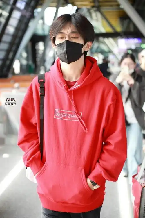 易烊千玺瑞士出发#  易烊千玺瑞士出发96  顺毛红色连帽卫衣好嫩