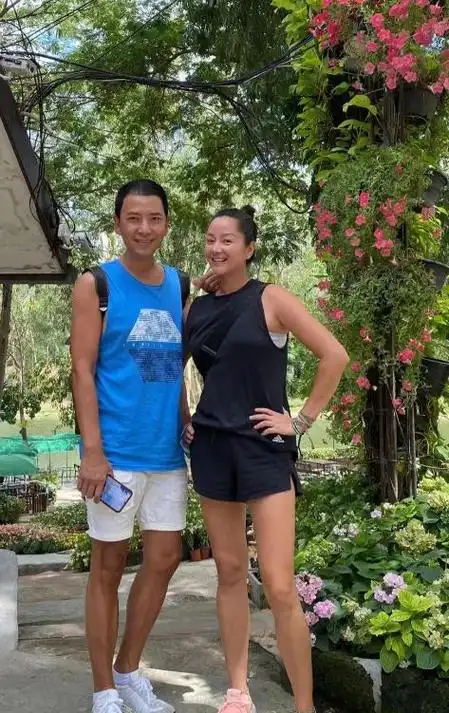 瞿颖泰国定居,紧搂戴军头发花白,疑住富人区豪宅52岁仍未婚