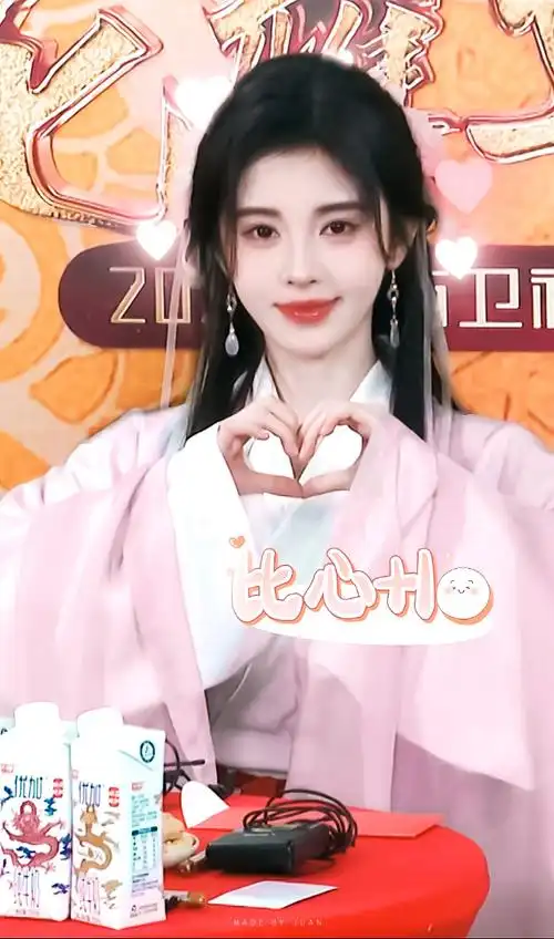 鞠婧祎龙年比心五连拍