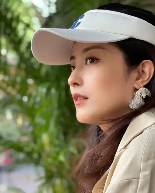 80后女星徐百慧身穿米色连衣裙,眼大迷人,侧面像林青