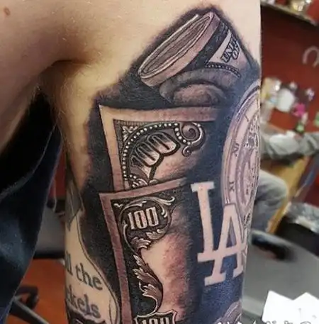 手臂黑棕色美元钞票与时钟纹身图案