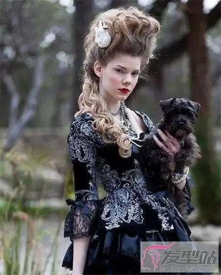 复古风宫廷盘发 优雅高贵宛如王后