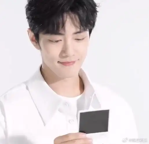 肖战白色穿搭##肖战甜笑挥手