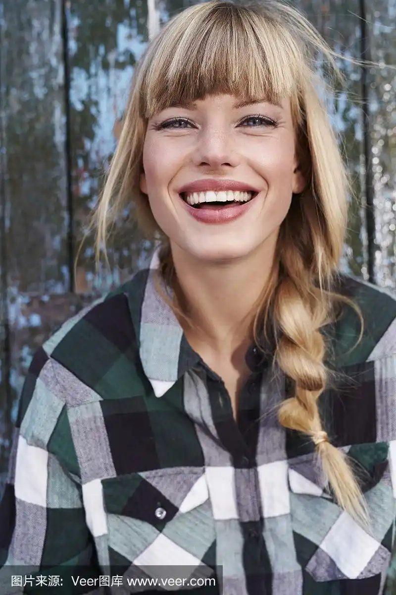 完美女人的露齿微笑