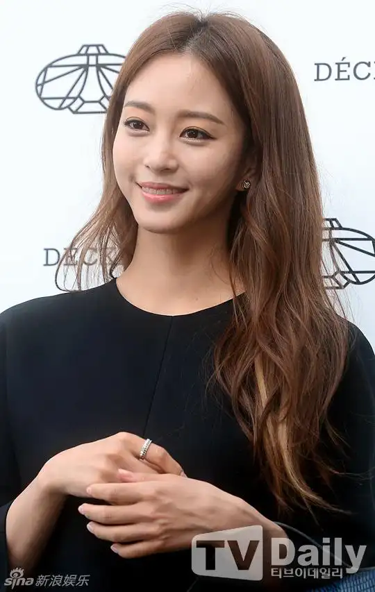 组图韩艺瑟复工气色好紧身黑裙凹凸有致