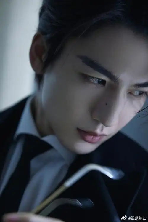 张凌赫禁欲系大片