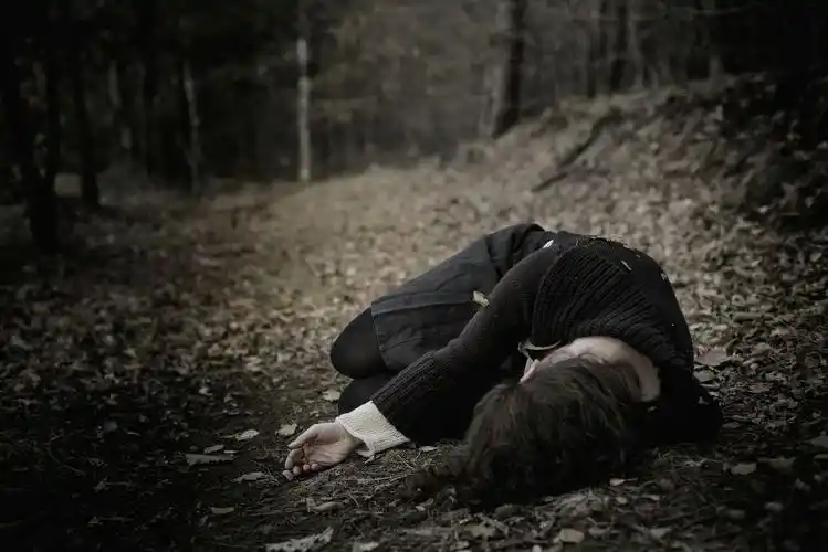 > || 更新时间:2017-11-16 颜色分 灰色 关键词:  心情 一个人 伤心