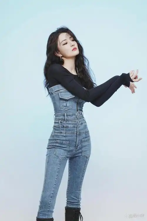 厉害了,这紧身的牛仔裤对身材要求太高了,徐璐却把它当抹胸穿!