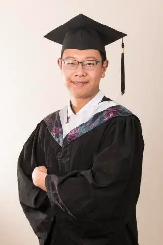 穿着学士服的男大学生特写白色背景