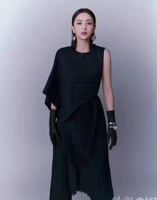 佟丽娅登上《ok精彩》封面,一袭黑衣,丰满妩媚的身材散发时尚女人味