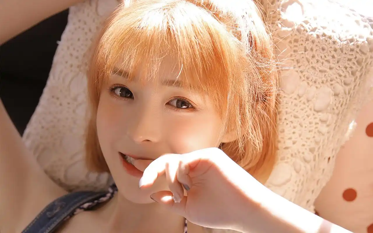 黄发美女性感写真图片壁纸