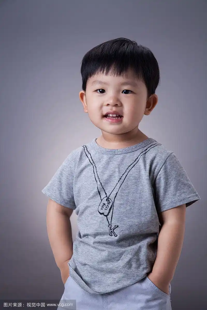 一个中国小男孩