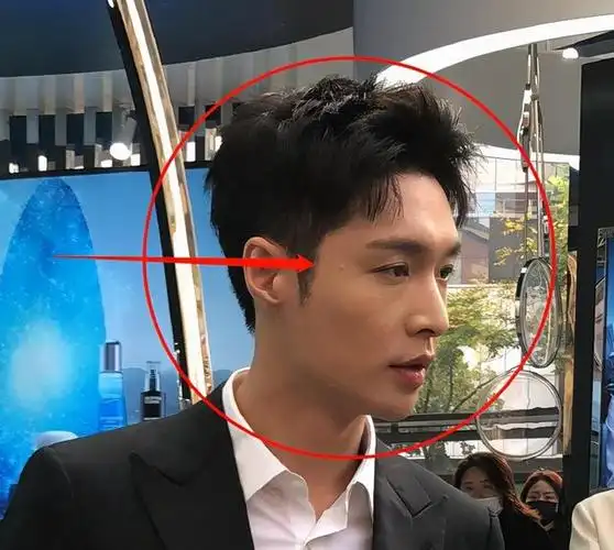 张艺兴无滤镜路人拍,冷白皮太能扛镜头,不过这个身高我没看错吧