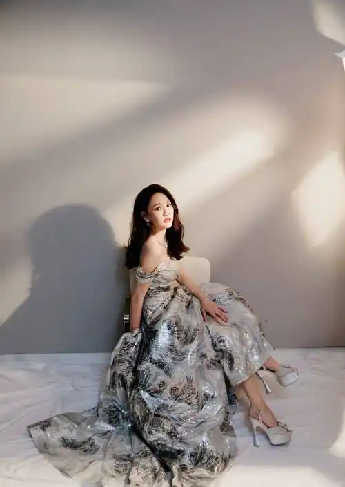 陈乔恩云纹吊带连衣裙优雅写真照片,一袭白色吊带连衣裙尽显温婉气质