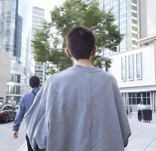 寸头的他更加刚毅,给人一种莫名的力量感~光是随意漫步的背影就苏到了