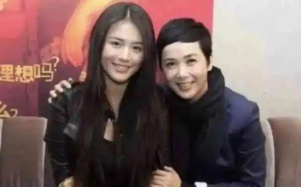 原创原创33岁马思纯和男友约会小腹凸起全身发福网友不想祝福