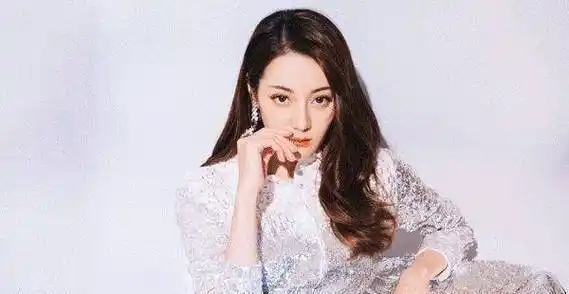 迪丽热巴的新东家资源更多,离开嘉兴后也不会没有资源,杨幂应该怎么办