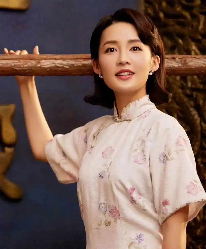 李沁旗袍造型优雅端庄,气质温婉.