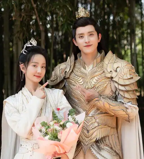 落花时节又逢君杀青袁冰妍刘学义现场比心大方营业