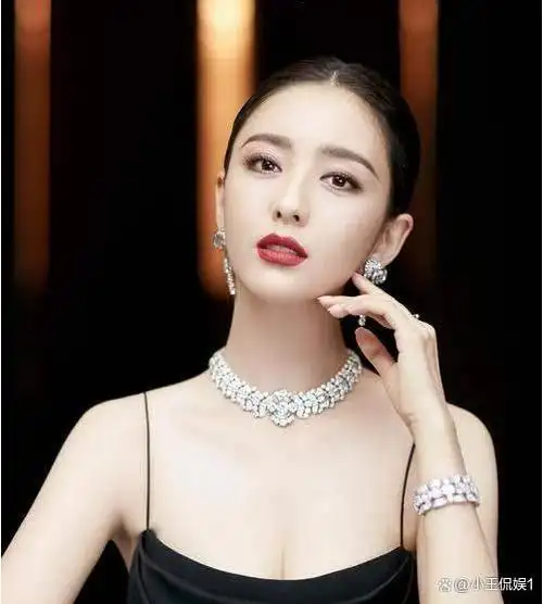 40岁的佟丽娅展现出了别样的韵味,她的贵气与优雅使她在娱乐圈中独树