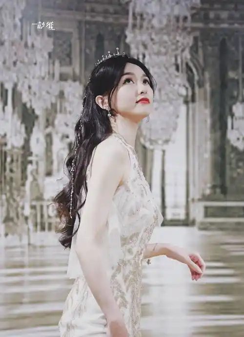 粉色纱裙配皇冠复古迷人,在逃公主甜入心坎_美得_星点_低调