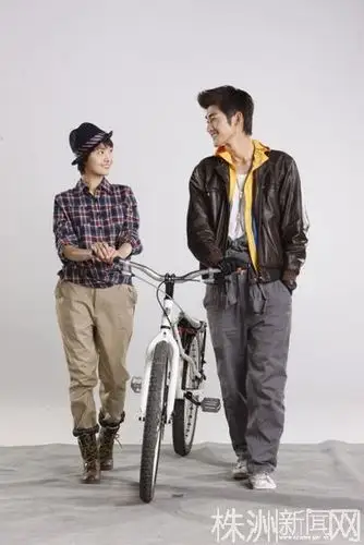 张翰暧昧送郑爽生日祝福 两人现身机场被拍/组