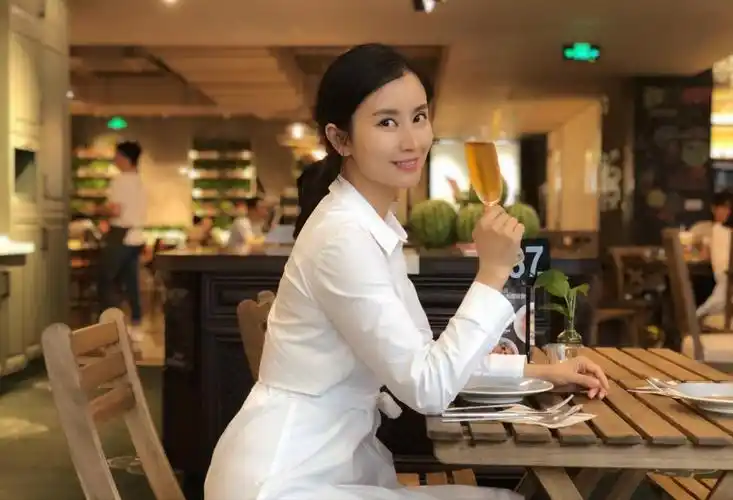 主持人伏玟晓个人资料介绍伏玟晓现状34岁独自带儿子