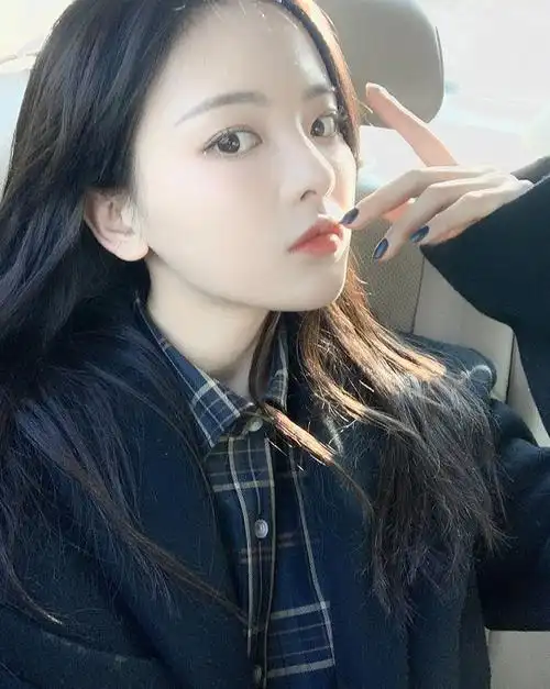 杨超越晒照片呢子大衣配格纹衬衫清爽自在涂黑指甲扮酷帅女孩