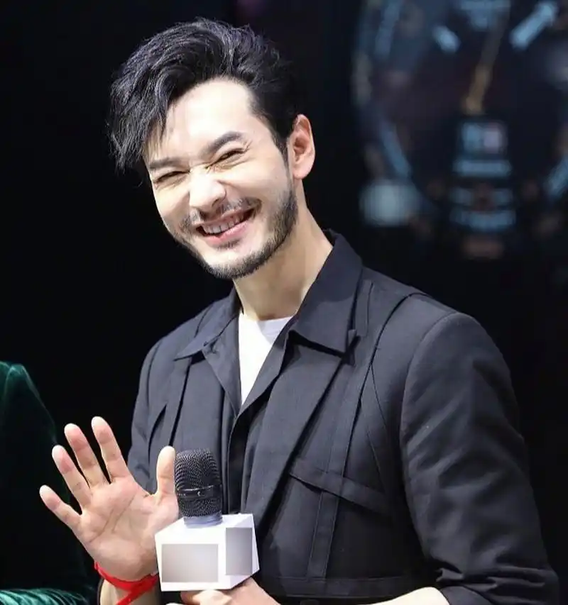 入冬显瘦潮穿搭# #时尚研习社第六期# 黄晓明留着络腮胡 ,对镜比心招