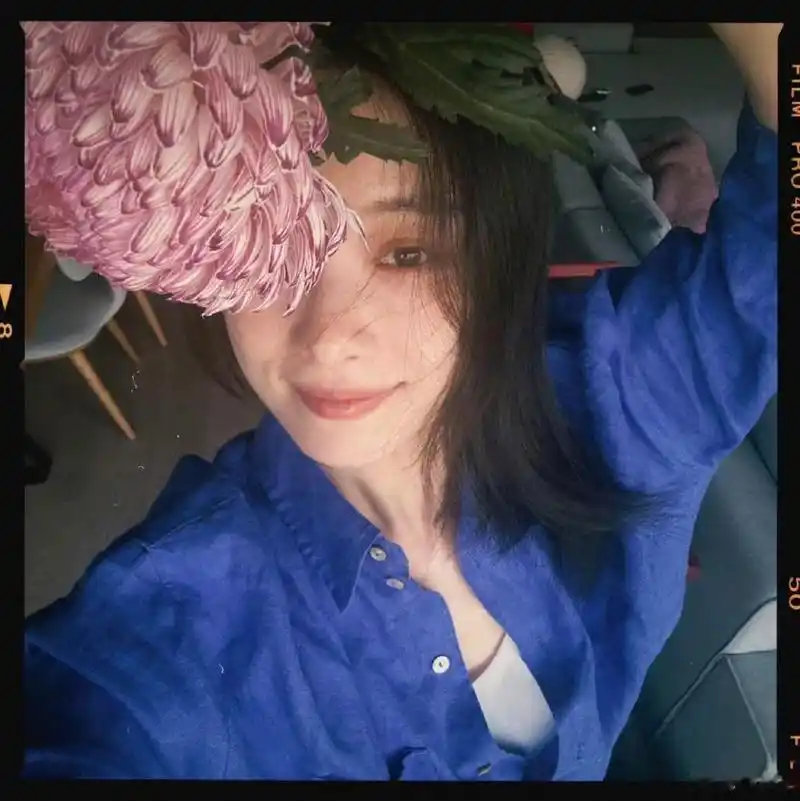 倪妮晒生活照也太美了,氛围感直接拉满了!一整个爱住了!