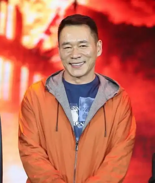 回顾演员丁海峰25岁娶初恋妻子患癌后不离不弃把她当成宝