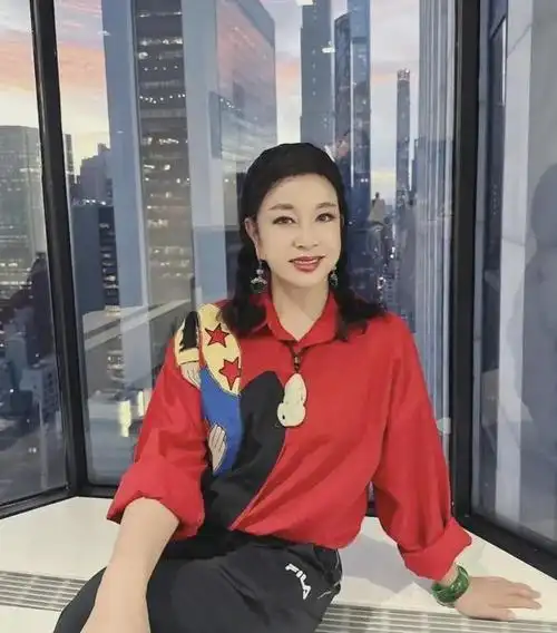 刘晓庆晒图梳少女麻花辫74岁状态曝光似30岁大耳垂好惊人