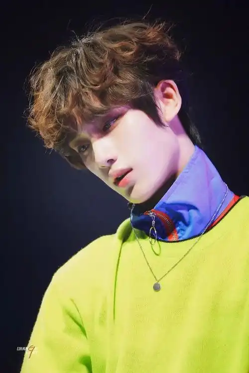 张艺兴丁程鑫的慵懒羊毛卷给这个春天加点甜