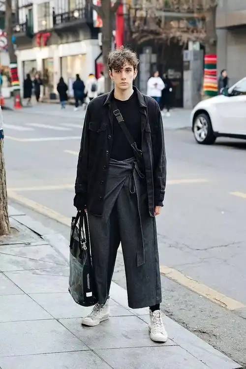 男生全身黑色系搭配干净利落又酷帅,掌握4个搭配技巧,避免沉闷感.