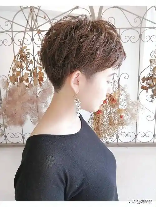 女士短发别乱剪,不如试试这几种,蓬松时尚很显瘦_发型_脸型_造型