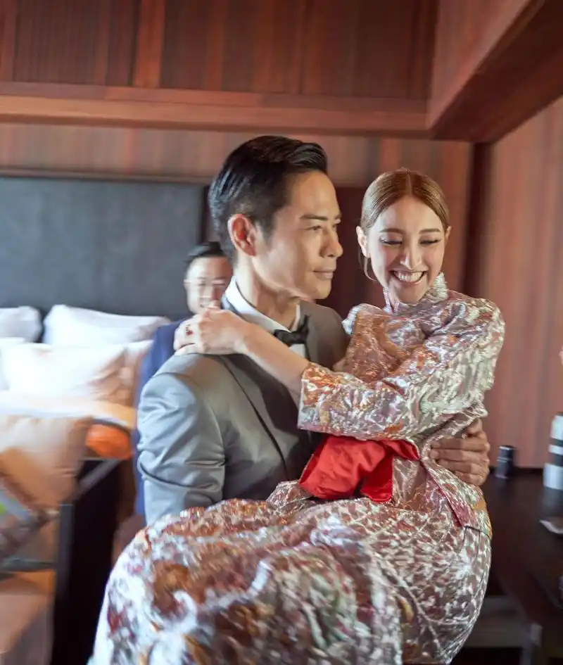 娱乐讯 今天下午(8月12日),郑嘉颖和陈凯琳在巴厘岛举行了浪漫的婚礼