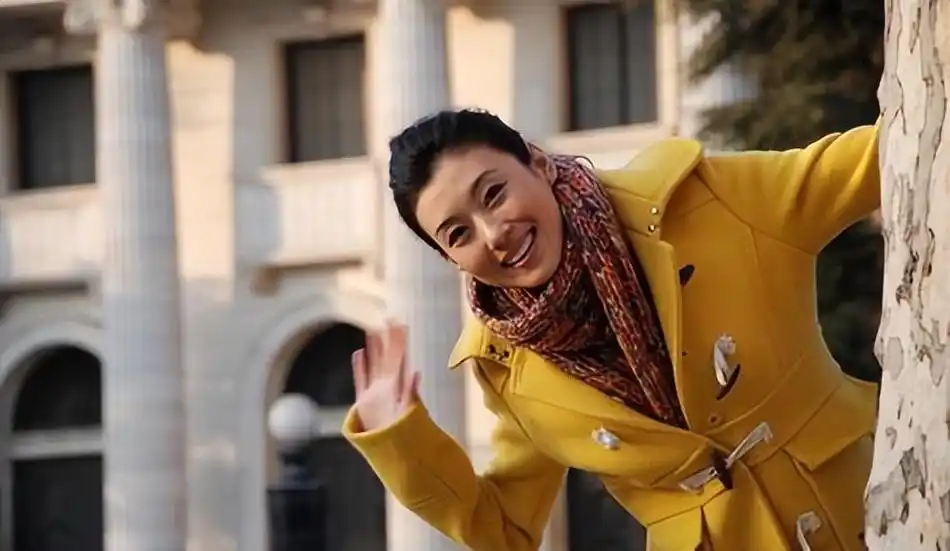 央视主持人李红:经历逃婚,被造谣嫁入豪门,现在生活怎样了?