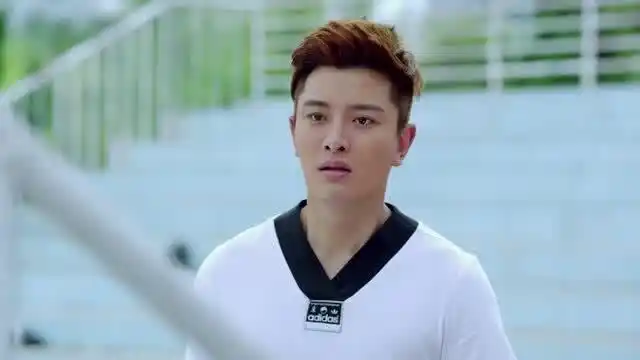 冰与火的青春 :贾乃亮对着女孩撒娇,结果被自己的仇人看个正着