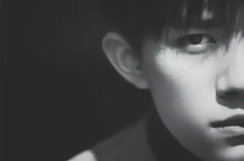 易烊千玺灰色格纹西装帅气图片