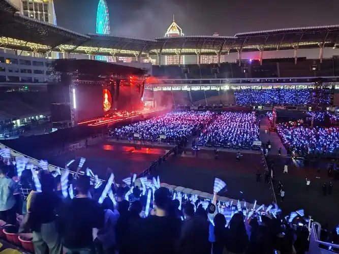 汪峰长沙演唱会上座率高,舞美超惊艳,万人齐唱超震撼)