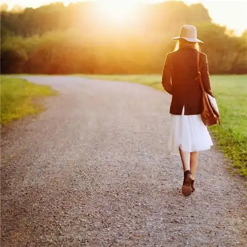 唯美意境女生走路背影图片合集